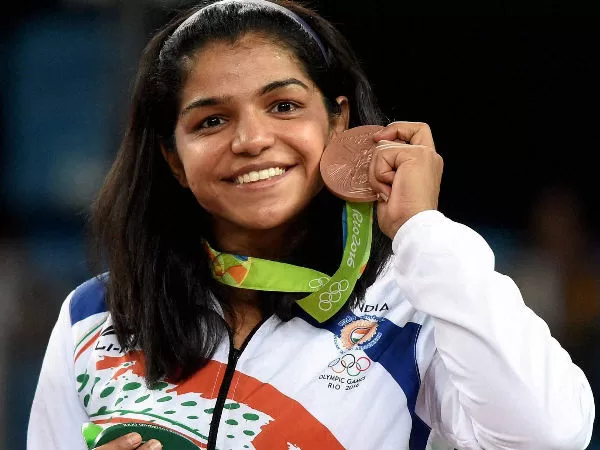 sakshi-with-her-bronze-medal-